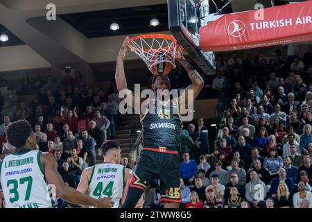 Monaco, Monaco. 20 dicembre 2023. Il giocatore di AS Monaco n. 45 Donta Hall è visto in azione durante la sconfitta dell'AS Monaco contro il club greco Panathinaikos (90-91) il quindicesimo giorno della Turkish Airlines Basketball Euroleague alla sala Gaston Medecin di Monaco il 20 dicembre 2023. Foto di Laurent Coust/ABACAPRESS.COM. Credito: Abaca Press/Alamy Live News Foto Stock