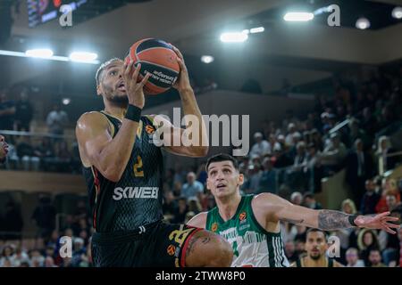 Monaco, Monaco. 20 dicembre 2023. Il giocatore n. 2 di AS Monaco Elie Okobo è visto in azione durante la sconfitta dell'AS Monaco contro il club greco Panathinaikos (90-91) il quindicesimo giorno della Turkish Airlines Basketball Euroleague nella sala Gaston Medecin di Monaco il 20 dicembre 2023. Foto di Laurent Coust/ABACAPRESS.COM. Credito: Abaca Press/Alamy Live News Foto Stock