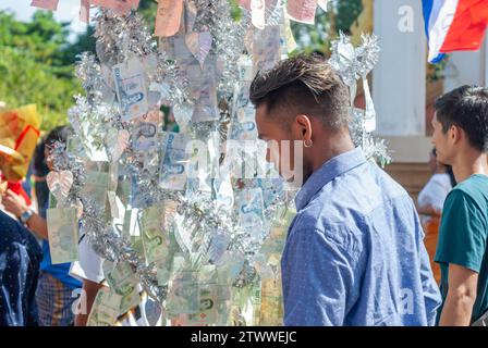 SURATTANI, THAILANDIA - 06 NOVEMBRE 2023: I birmani vestono abiti nazionali, usciti durante il festival Kathin Merit-making dei nostri fratelli birmani Foto Stock