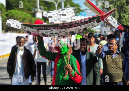 Non esclusiva: Leader di partito, attivisti e sostenitori sono venuti nel campo di Sylhet Alia Madrasa con una processione con i simboli di party Boat nella manifestazione elettorale di Foto Stock