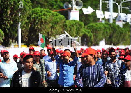 Non esclusiva: Leader di partito, attivisti e sostenitori sono venuti nel campo di Sylhet Alia Madrasa con una processione con i simboli di party Boat nella manifestazione elettorale di Foto Stock