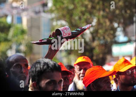 Non esclusiva: Leader di partito, attivisti e sostenitori sono venuti nel campo di Sylhet Alia Madrasa con una processione con i simboli di party Boat nella manifestazione elettorale di Foto Stock
