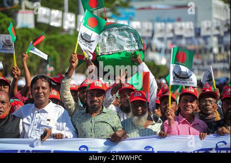 Non esclusiva: Leader di partito, attivisti e sostenitori sono venuti nel campo di Sylhet Alia Madrasa con una processione con i simboli di party Boat nella manifestazione elettorale di Foto Stock