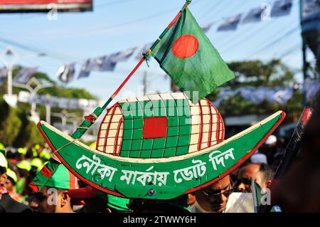 Non esclusiva: Leader di partito, attivisti e sostenitori sono venuti nel campo di Sylhet Alia Madrasa con una processione con i simboli di party Boat nella manifestazione elettorale di Foto Stock