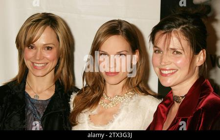 Frances o'Connor, Hilary Swank e Julia Ormond assistono alla prima di Iron Jawed Angels della HBO al Chelsea West Cinemas di New York il 9 febbraio 2004. Crediti fotografici: Henry McGee/MediaPunch Foto Stock