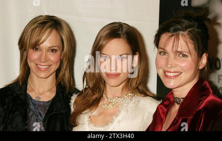 Frances o'Connor, Hilary Swank e Julia Ormond assistono alla prima di Iron Jawed Angels della HBO al Chelsea West Cinemas di New York il 9 febbraio 2004. Crediti fotografici: Henry McGee/MediaPunch Foto Stock