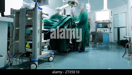 I chirurghi stanno operando in ospedale Foto Stock