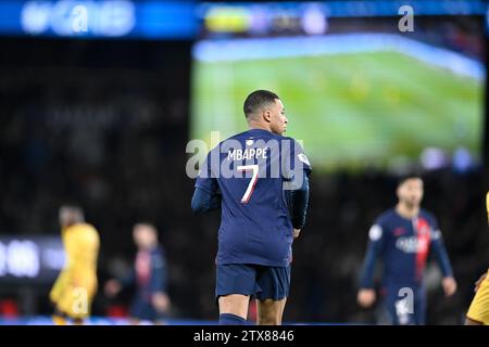 Parigi, Francia. 20 dicembre 2023. Kylian Mbappe da schiena durante la partita di calcio di Ligue 1 tra il Paris Saint-Germain PSG e l'FC Metz al Parc des Princes di Parigi, in Francia, il 20 dicembre 2023. Crediti: Victor Joly/Alamy Live News Foto Stock