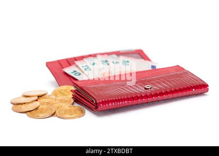Aperto Red Women Purse con 10 Euro banconote all'interno e Bitcoin Coins - isolato su sfondo bianco. Un portafoglio pieno di soldi che simboleggia ricchezza, successo, shopping e status sociale - isolamento Foto Stock