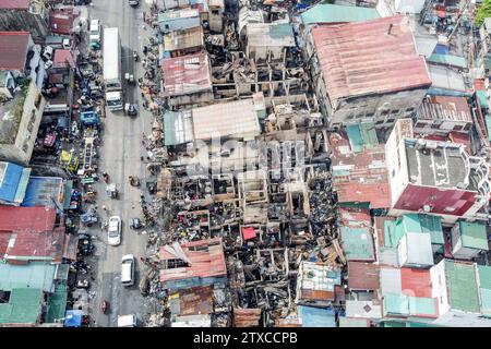 Manila. 20 dicembre 2023. Questa foto aerea mostra le case danneggiate dopo un incendio in una zona slum a Manila, nelle Filippine, il 20 dicembre 2023. Crediti: Rouelle Umali/Xinhua/Alamy Live News Foto Stock