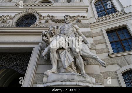 Vienna, Austria. Statue barocche sulla porta d'ingresso dell'Ala di San Michele del Palazzo Hofburg sulla Michaelerplatz a Vienna Foto Stock