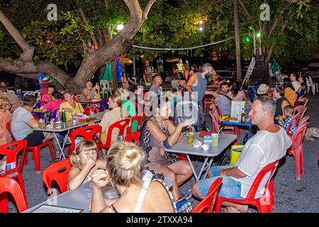 I turisti bevono al bar all'aperto, Fishermans Village, Bo Phut, Ko Samui, Thailandia Foto Stock