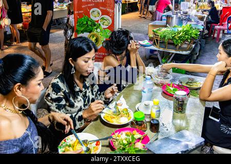 Ragazze thailandesi che mangiano al mercato notturno, Fishermans Village, Bo Phut, Ko Samui, Thailandia Foto Stock