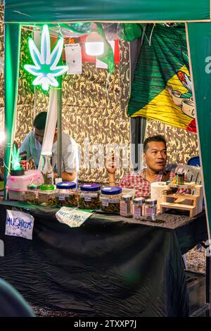 Venditore che fuma al banco della cannabis, al mercato notturno del Fishermans Village, a Bo Phut, a Ko Samui, in Thailandia Foto Stock