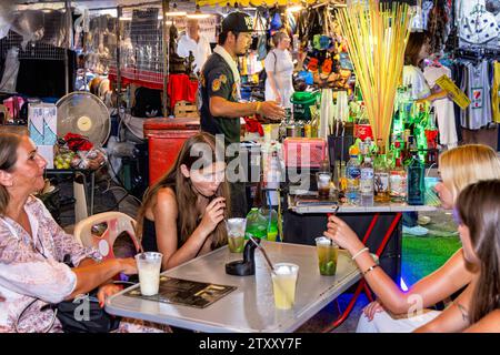 I turisti bevono al bar all'aperto, Fishermans Village, Bo Phut, Ko Samui, Thailandia Foto Stock