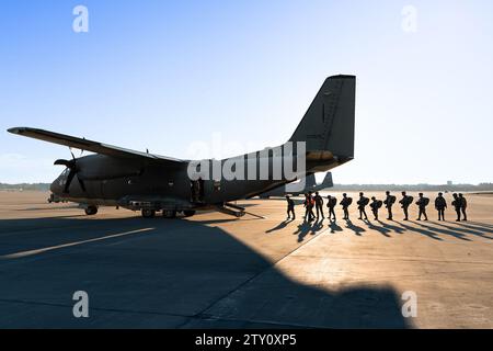 Fort Liberty, North Carolina, USA. 7 dicembre 2023. Lo United S Army Civil Affairs and Psychological Operations Command (Airborne), in collaborazione con il locale Fort Liberty e le organizzazioni aviotrasportate delle nazioni partner, conducono il Randy Older Memorial Operation Toy Drop 2,0, un evento combinato di addestramento aereo a Fort Liberty, NC dal 4-15 dicembre 2023 per aumentare le competenze aeree congiunte e le relazioni con la comunità. (Immagine di credito: © U.S. Army/ZUMA Press Wire) SOLO USO EDITORIALE! Non per USO commerciale! Foto Stock