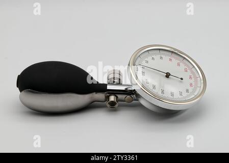 Misuratore manuale della pressione sanguigna. Concetto sanitario e medico. Foto Stock