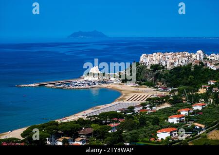 Vista aerea della cittadina di Sperlonga, pittoresca situata su una collina che domina il mare Mediterraneo. Foto Stock