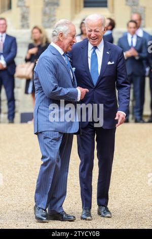 Foto del file datata 10/07/23 del re Carlo III e del presidente degli Stati Uniti Joe Biden nel quadrangolo del castello di Windsor, Berkshire, durante la visita del presidente Biden nel Regno Unito. Un'incoronazione, una corsa riaccesa e un controverso libro di memorie del Duca del Sussex hanno plasmato il 2023 della famiglia reale. Fu il primo anno di calendario completo del re come monarca, quando si addentrò nel ruolo e fu incoronato con grande splendore accanto alla sua regina. Data di emissione: Mercoledì 13 dicembre 2023. Foto Stock