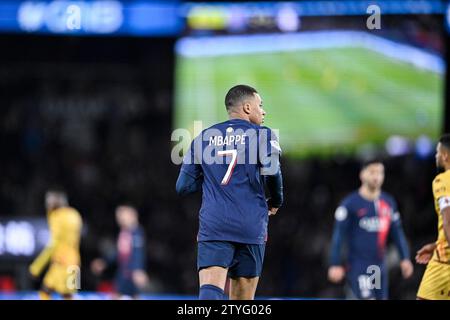 Parigi, Francia. 20 dicembre 2023. Kylian Mbappe da schiena durante la partita di calcio di Ligue 1 tra il Paris Saint-Germain PSG e l'FC Metz al Parc des Princes di Parigi, in Francia, il 20 dicembre 2023. Foto di Victor Joly/ABACAPRESS.COM Credit: Abaca Press/Alamy Live News Foto Stock