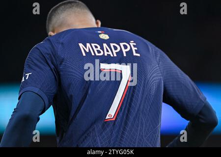 Parigi, Francia. 20 dicembre 2023. Kylian Mbappe da schiena durante la partita di calcio di Ligue 1 tra il Paris Saint-Germain PSG e l'FC Metz al Parc des Princes di Parigi, in Francia, il 20 dicembre 2023. Foto di Victor Joly/ABACAPRESS.COM Credit: Abaca Press/Alamy Live News Foto Stock