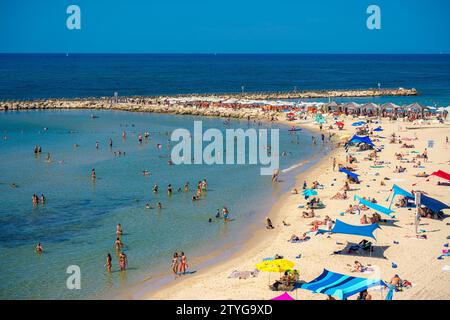 Tel Aviv, Israele. 30 settembre 2023. La gente si gode una giornata calda in spiaggia Foto Stock