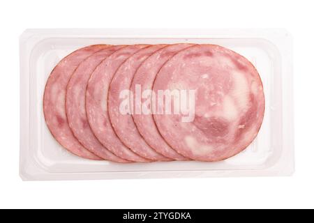 pezzi rotondi di prosciutto in confezione di plastica su fondo bianco, prosciutto di maiale tagliato a fette, collezione di modellini da confezionare Foto Stock