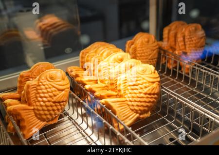 Waffle, taiyaki, pasticcini di pesce in mostra in una caffetteria Foto Stock