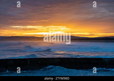 Alba invernale sul mare ventoso di East Beach. Lossiemouth, Morayshire, Scozia. Foto Stock