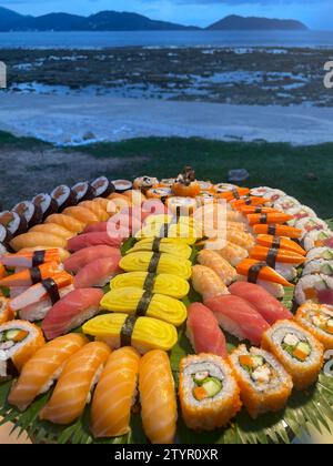 Sushi e' adagiato sul piatto di legno per il ristorante all'aperto a Phuket, Tailandia. Foto Stock