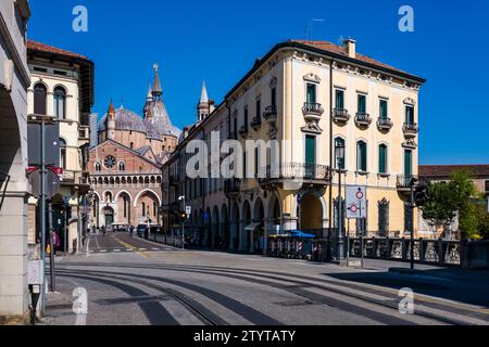 Torri e cupole della chiesa duecentesca Basilica di Sant'Antonio di Padova, situata in Piazza del Santo. Foto Stock