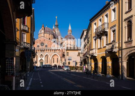 Torri e cupole della chiesa duecentesca Basilica di Sant'Antonio di Padova, situata in Piazza del Santo. Foto Stock