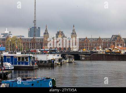Amsterdam, Paesi Bassi - 21 aprile 2023: Stazione centrale in via Damrak ad Amsterdam. Foto Stock