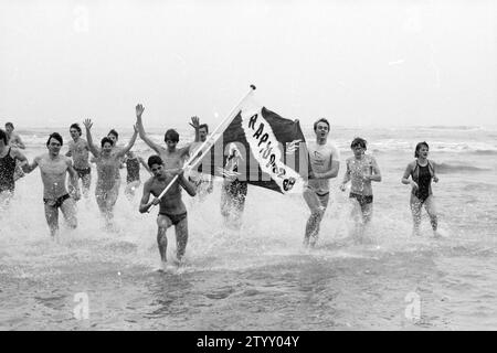 Capodanno Dive Zandvoort, Capodanno, Zandvoort, 01-01-1986, Whizgle News from the Past, su misura per il futuro. Esplora le narrazioni storiche, l'immagine dell'agenzia olandese olandese con una prospettiva moderna, colmando il divario tra gli eventi di ieri e quelli di domani. Un viaggio senza tempo che delinea le storie che plasmano il nostro futuro. Foto Stock