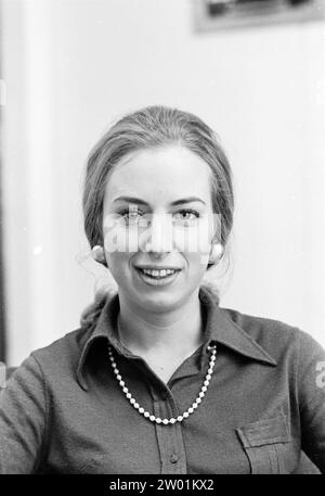 Staff + interni Uddeholm, Uddeholm NV, 18-02-1971, Whizgle News from the Past, su misura per il futuro. Esplora le narrazioni storiche, l'immagine dell'agenzia olandese olandese con una prospettiva moderna, colmando il divario tra gli eventi di ieri e quelli di domani. Un viaggio senza tempo che delinea le storie che plasmano il nostro futuro. Foto Stock