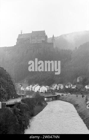 Ecc. ecc.. Vianden Lussemburgo, Lussemburgo, Reportage, Turismo, turisti, Vianden, Lussemburgo, 11-03-1981, Whizgle News from the Past, su misura per il futuro. Esplora le narrazioni storiche, l'immagine dell'agenzia olandese olandese con una prospettiva moderna, colmando il divario tra gli eventi di ieri e quelli di domani. Un viaggio senza tempo che delinea le storie che plasmano il nostro futuro. Foto Stock