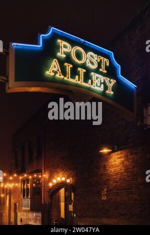 Insegna neon 'Post Alley' nella notte nebbiosa al famoso mercato Pike Place di Seattle Foto Stock