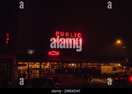 "Mercato pubblico" neon rosso neon nella notte nebbiosa al Pike Place Market di Seattle Foto Stock