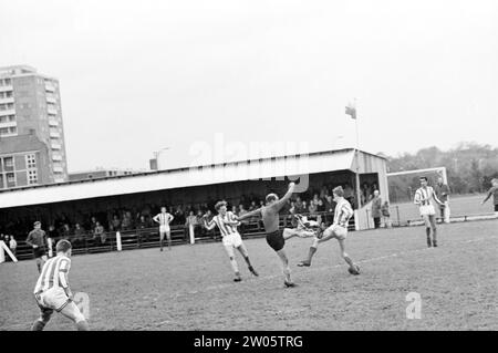 Football match Scots, Whizgle News from the Past, su misura per il futuro. Esplora le narrazioni storiche, l'immagine dell'agenzia olandese olandese con una prospettiva moderna, colmando il divario tra gli eventi di ieri e quelli di domani. Un viaggio senza tempo che delinea le storie che plasmano il nostro futuro. Foto Stock