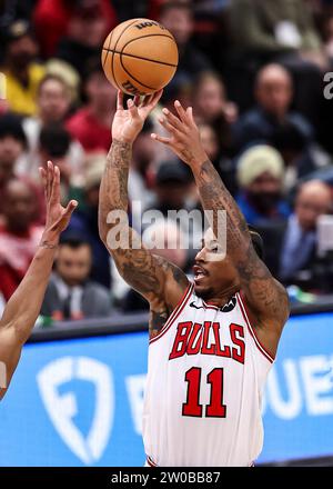 Chicago, Stati Uniti. 20 dicembre 2023. DeMar DeRozan dei Chicago Bulls spara durante la partita della stagione regolare NBA tra i Los Angeles Lakers e i Chicago Bulls a Chicago, negli Stati Uniti, 20 dicembre 2023. Crediti: Joel Lerner/Xinhua/Alamy Live News Foto Stock