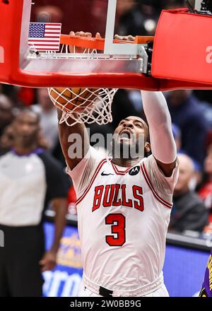 Chicago, Stati Uniti. 20 dicembre 2023. Andre Drummond dei Chicago Bulls sfreccia durante la partita della stagione regolare NBA tra Los Angeles Lakers e Chicago Bulls a Chicago, negli Stati Uniti, 20 dicembre 2023. Crediti: Joel Lerner/Xinhua/Alamy Live News Foto Stock