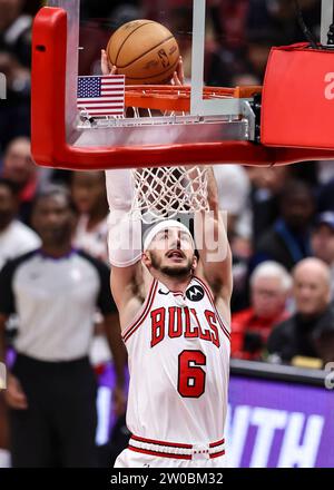 Chicago, Stati Uniti. 20 dicembre 2023. Alex Caruso dei Chicago Bulls sfreccia durante la partita della stagione regolare NBA tra i Los Angeles Lakers e i Chicago Bulls a Chicago, negli Stati Uniti, 20 dicembre 2023. Crediti: Joel Lerner/Xinhua/Alamy Live News Foto Stock