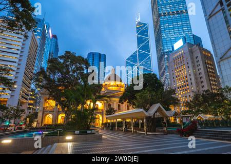 Scenario della Piazza della Statua, una piazza pedonale pubblica nel centro di Hong Kong, Cina. Foto Stock