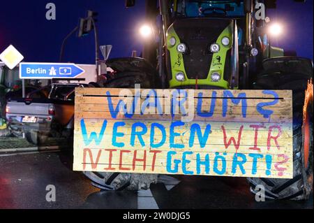 21 dicembre 2023, Sassonia-Anhalt, Coswig (Anhalt): Un segno di protesta su un trattore. I trattori appartenenti ad agricoltori della zona di Wittenberg bloccano la strada di accesso alla A9 nei pressi di Coswig. Gli agricoltori protestano contro la prevista abolizione delle agevolazioni fiscali da parte del governo federale. Foto: Heiko Rebsch/dpa Foto Stock