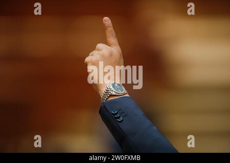 Bucarest, Romania - 20 dicembre 2023: I gesti dei deputati al parlamento europeo nei confronti dei colleghi come votare le leggi. Foto Stock