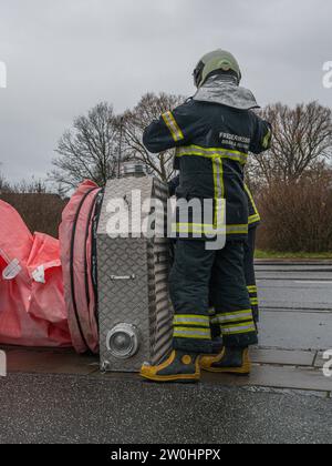 Frederikssund, Danimarca, 20 dicembre 2023. I vigili del fuoco preparano i tubi dell'acqua prima che la tempesta Pia colpisca Frederikssund Foto Stock