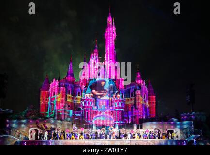 Pechino, Cina. 19 dicembre 2023. Questa foto scattata il 19 dicembre 2023 mostra la cerimonia di apertura della prima terra di Zootopia al mondo nel Shanghai Disney Resort della Shanghai orientale della Cina. Crediti: Liu Ying/Xinhua/Alamy Live News Foto Stock