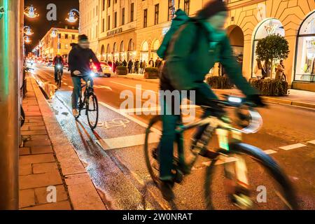 Radfahrer abends in der Innenstadt, Brienner Straße, München, Dezember 2023 Deutschland, München, 20.12.2023, Radfahrer abends auf der Brienner Straße unterwegs, Fahrradfahrer fahren auf dem Radweg, Nähe Odeonsplatz, Stadtverkehr, dunkel, Temperaturen um die 3 Grad, Winter, Dezember 2023, Bayern, *** ciclista la sera nel centro della città, Brienner Straße, Monaco di Baviera, dicembre 2023 Germania, Monaco di Baviera, Monaco di Baviera, Monaco di Baviera, Monaco di Baviera, Monaco di Baviera, Monaco di Baviera, 20 12 2023, ciclista su Brienner Straße la sera, ciclista sulla pista ciclabile, vicino Odeonsplatz, traffico cittadino, buio, temperature intorno a 3 gradi, inverno, dicembre 2023, Baviera, Foto Stock