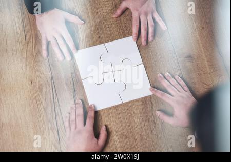 Al di sopra di vista del team aziende guardando la carta durante la riunione e discussione Foto Stock