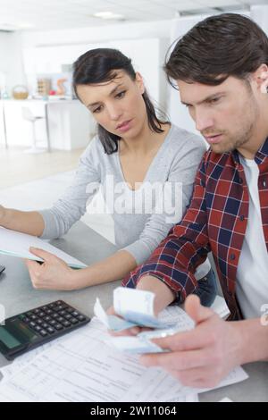 la giovane coppia che conta i soldi Foto Stock